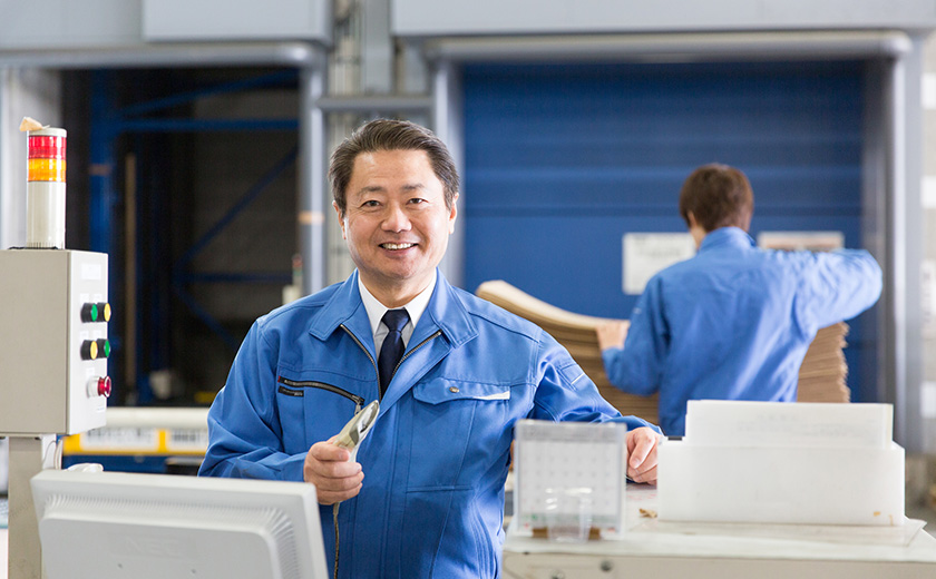 物流倉庫で作業をする男性